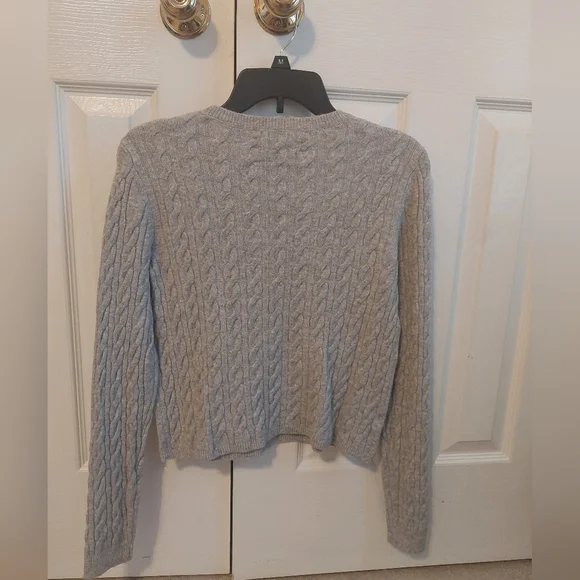 LOFT NWT Women's Light Gray Cable Knit Sweater. - Picture 3 of 6